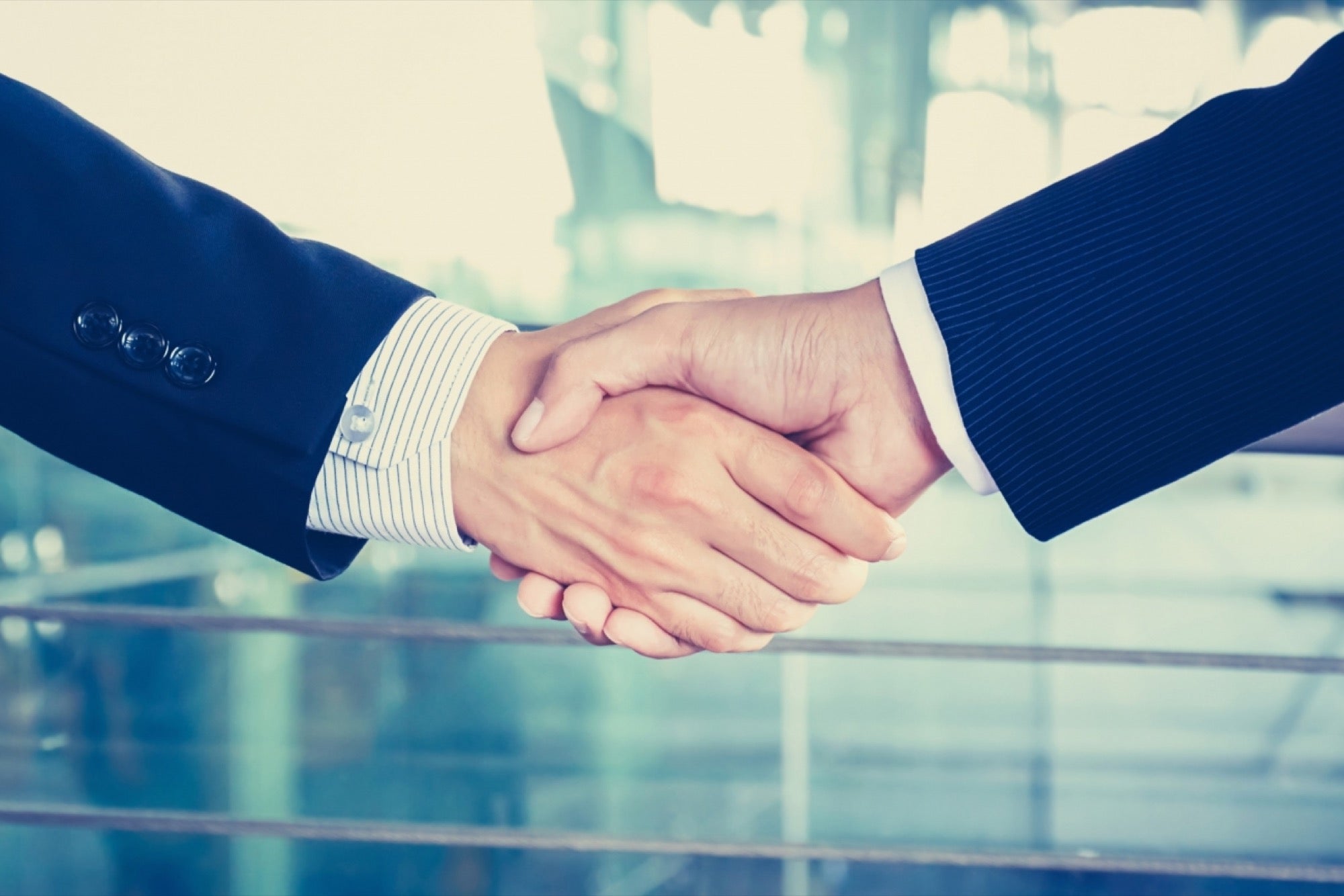 20150717191208-hand-shake-business-men 20150717191208-hand-shake-business-men